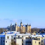Schlosskoenig - Modernes & Zentrales Mit Balkon Und Arbeitsplatz シュヴェリーン