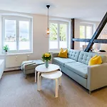 Schlosskoenig - Modernes & Zentrales Mit Balkon Und Arbeitsplatz シュヴェリーン