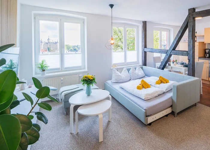 公寓 Schlosskoenig - Modernes & Zentrales Mit Balkon Und Arbeitsplatz 什未林